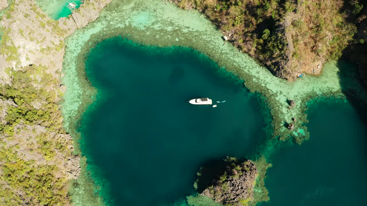 海景与泻湖和绿松石水视频素材