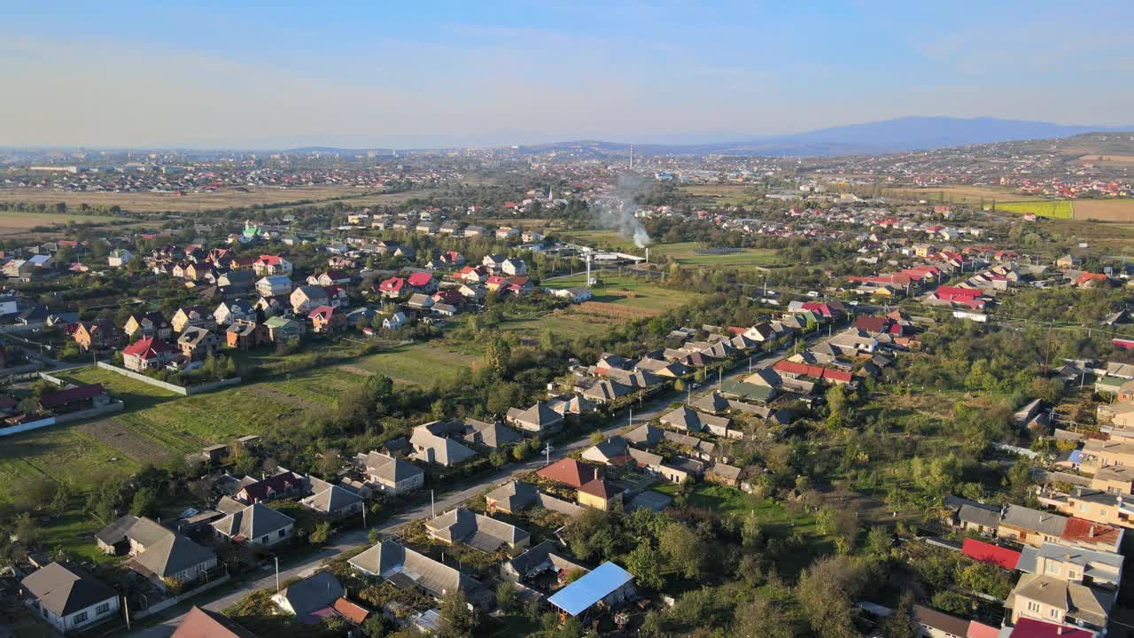 空中宁静的景色与欧洲自然的秋景乡村村落视频素材