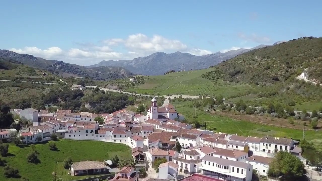 阿塔加特马拉加镇在西班牙的山区景观视频素材