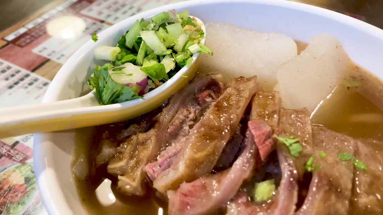 牛胸肉米粉特写香港食物视频素材