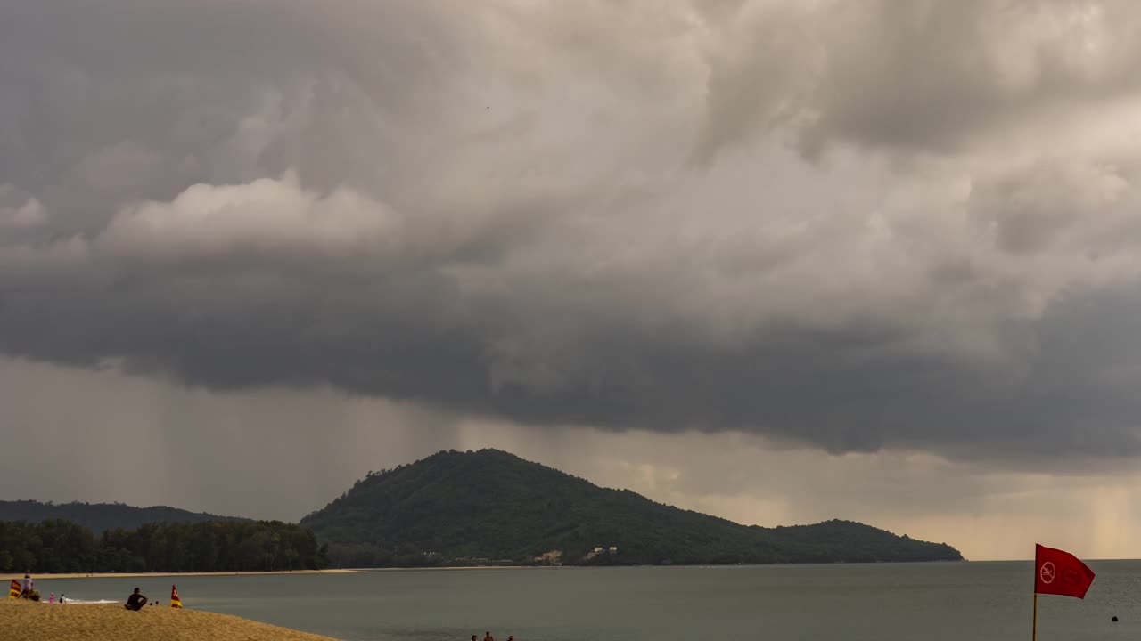 海上有雨和雷暴视频素材