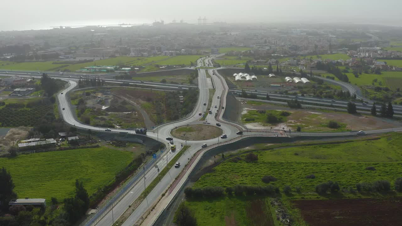 空气污染城市的交通圈和公路鸟瞰图视频素材