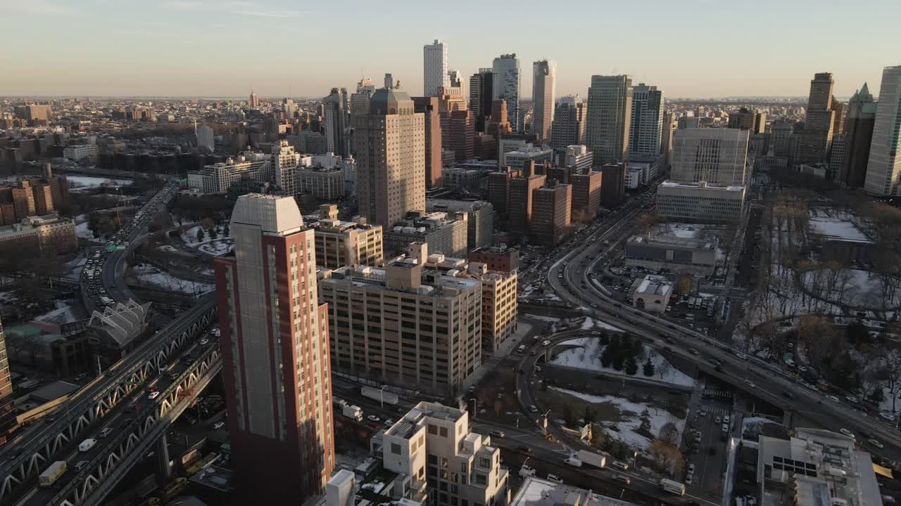 日落时布鲁克林市中心的鸟瞰图视频素材