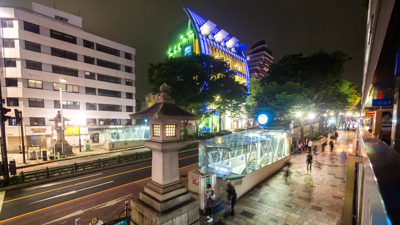 日本东京原宿一个繁忙的十字路口的时间间隔显示了许多行人和交通视频素材