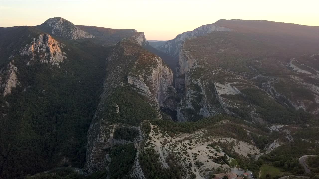 飞过法国阿尔卑斯山脉的一个峡谷视频素材