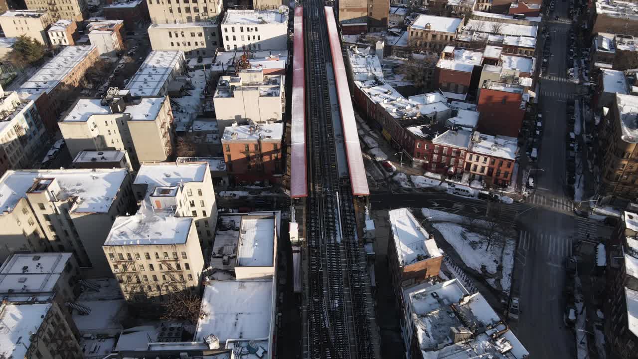 鸟瞰图一个被雪覆盖的地铁站在纽约市视频素材