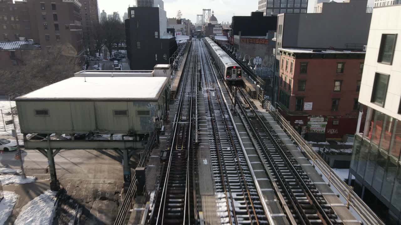 鸟瞰图一个被雪覆盖的地铁站在纽约市视频素材