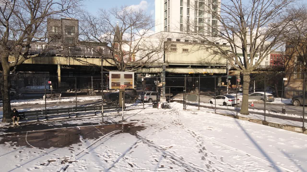 鸟瞰图的地铁列车通过积雪覆盖的布鲁克林视频素材