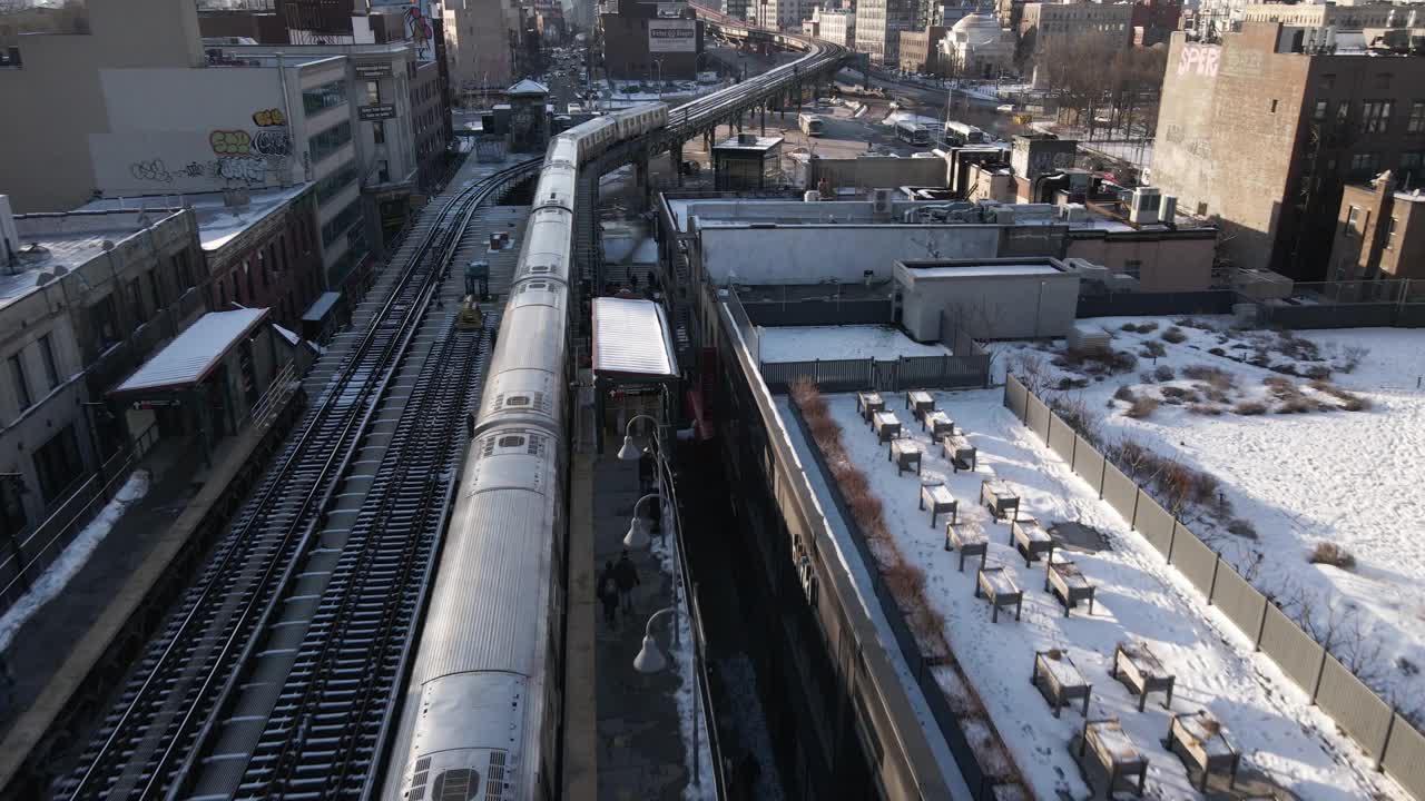 鸟瞰图的地铁列车通过积雪覆盖的布鲁克林视频素材