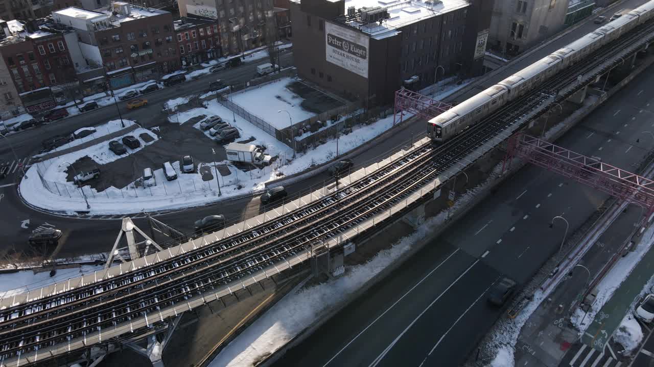 鸟瞰图的地铁列车通过积雪覆盖的布鲁克林视频素材