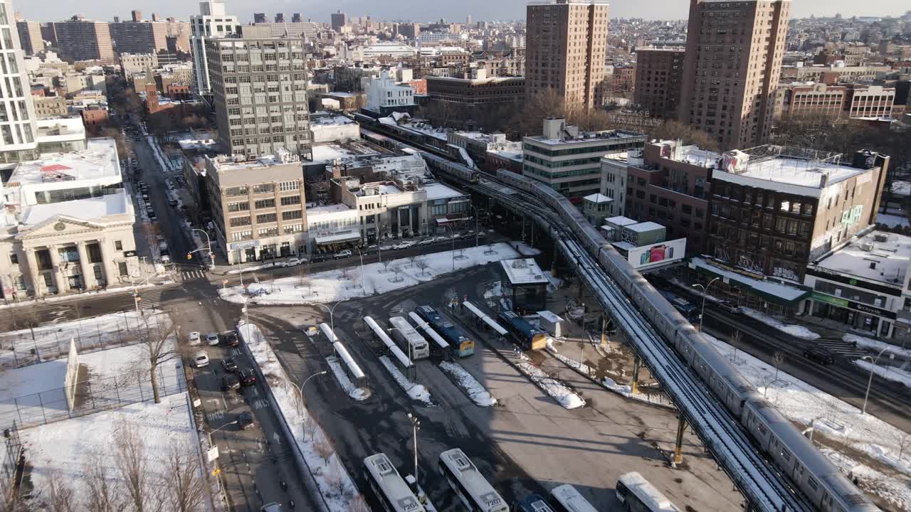 鸟瞰图的地铁列车通过积雪覆盖的布鲁克林视频素材