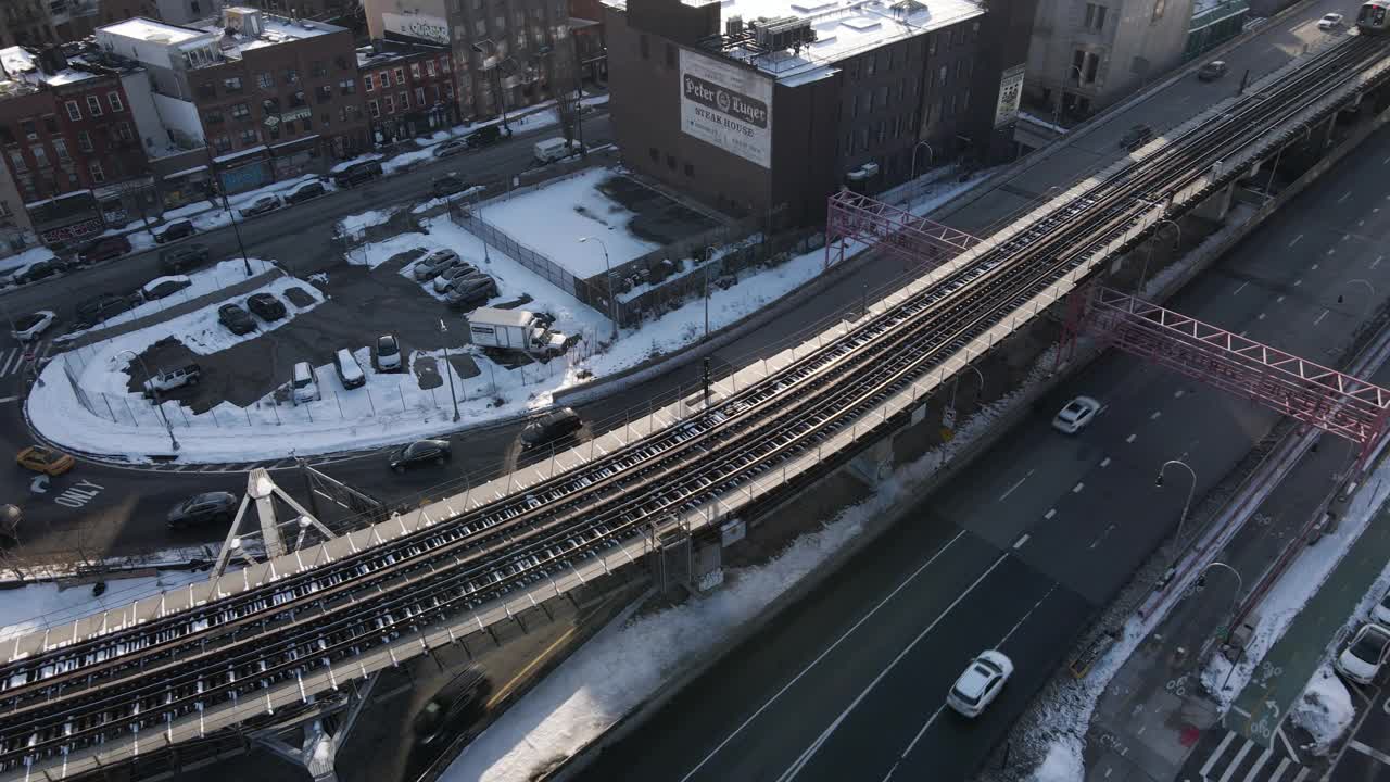 鸟瞰图的地铁列车通过积雪覆盖的布鲁克林视频素材