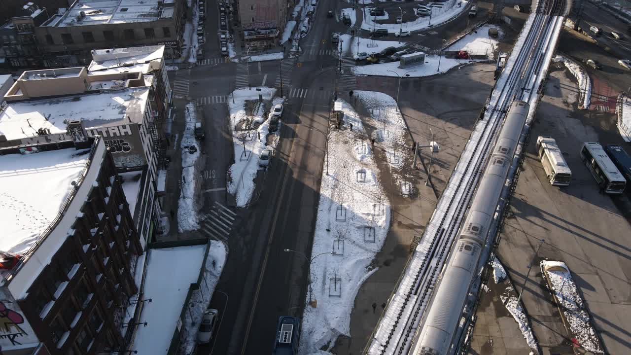 鸟瞰图的地铁列车通过积雪覆盖的布鲁克林视频素材