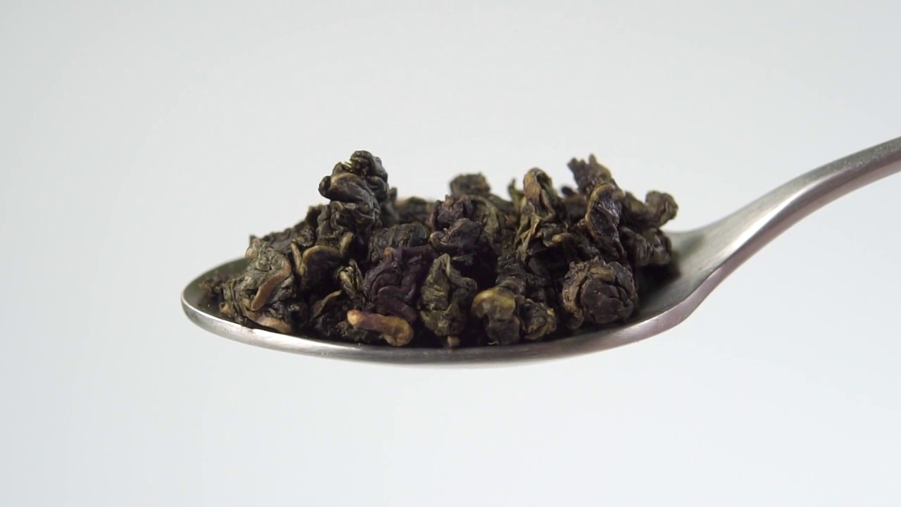 用勺子舀干的绿茶珍珠叶视频素材