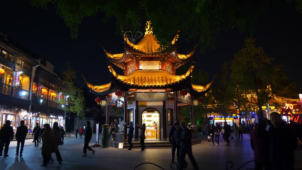 夜光时分，南京著名拥挤的步行街广场全景4k中国视频素材画面1