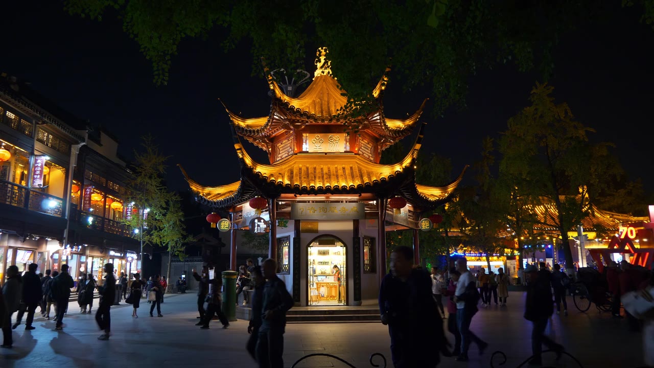 夜光时分，南京著名拥挤的步行街广场全景4k中国视频素材画面2