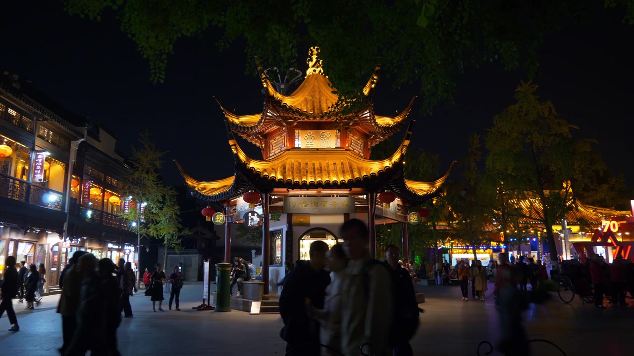 夜光时分，南京著名拥挤的步行街广场全景4k中国视频素材画面3