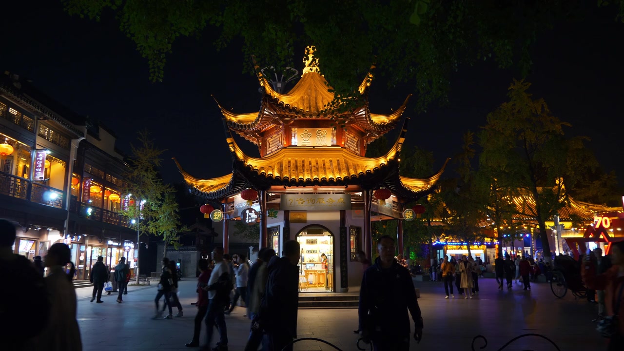 夜光时分，南京著名拥挤的步行街广场全景4k中国视频素材画面4