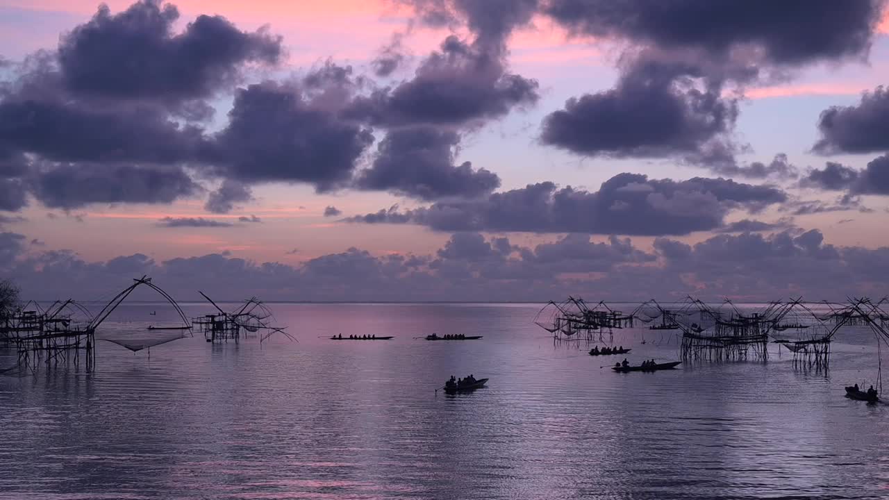 在泰国的Phatthalung, Pakpra的景观与巨大的鱼浸网在日出视频素材