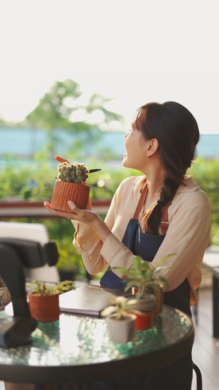 微笑的年轻女子视频博客录制在家视频素材