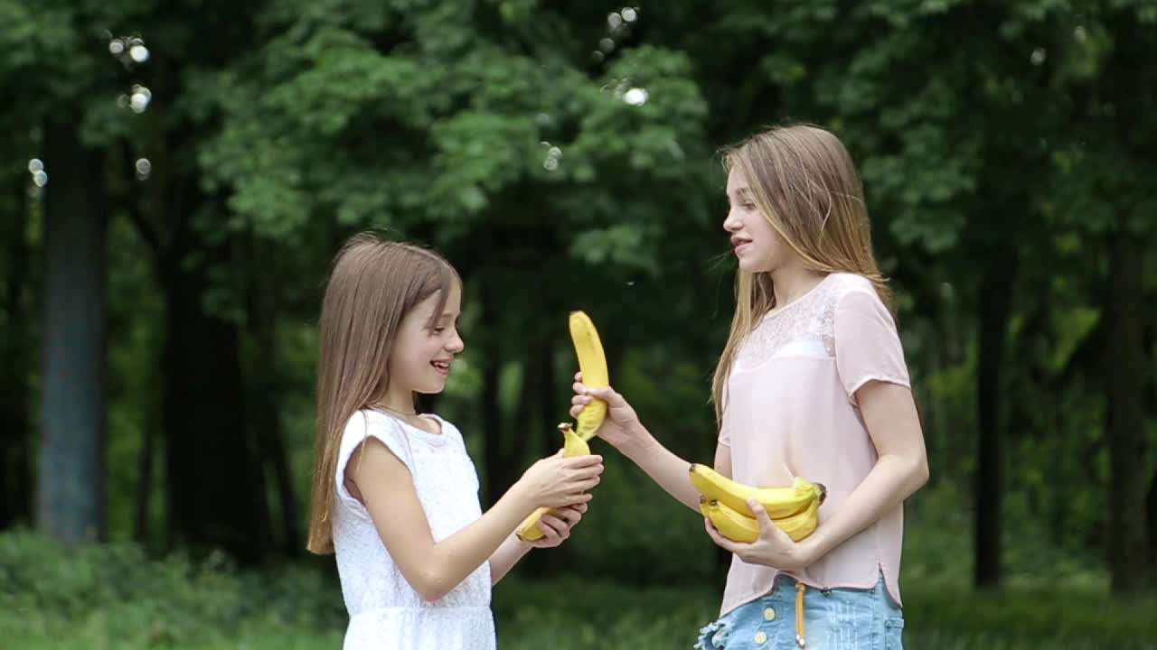 孩子在树上吃香蕉视频素材