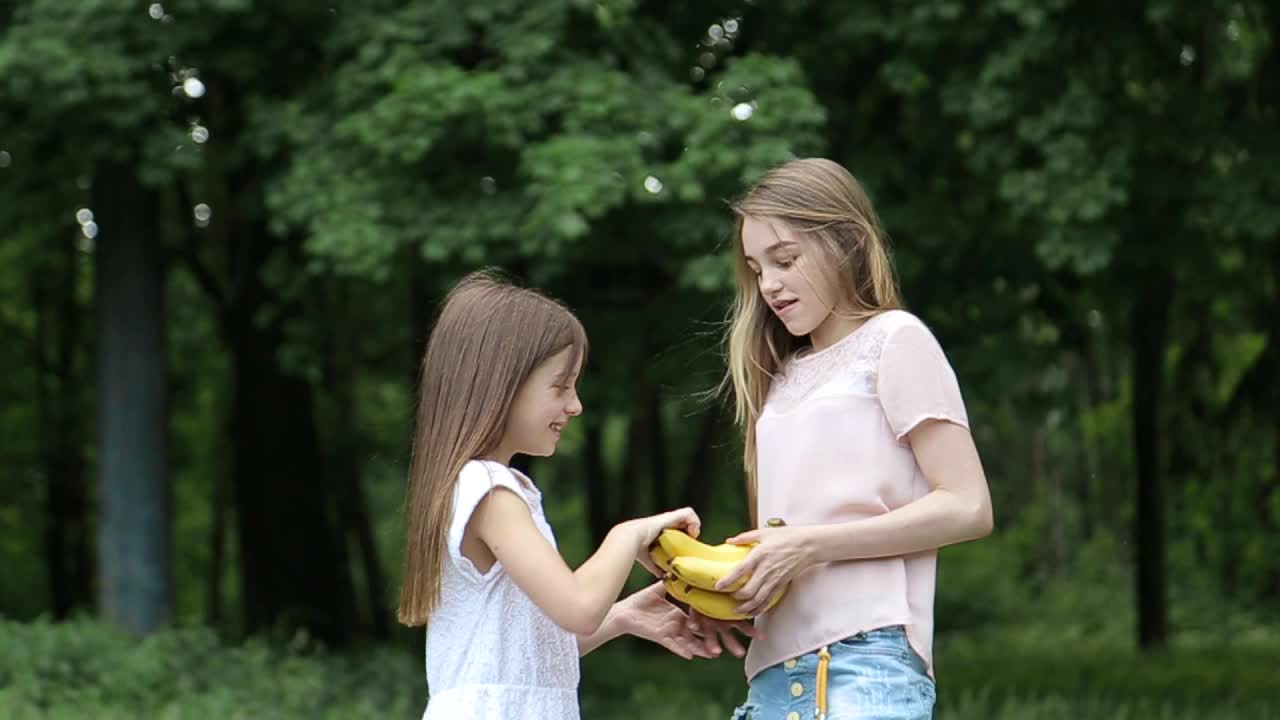 孩子在树上吃香蕉视频素材