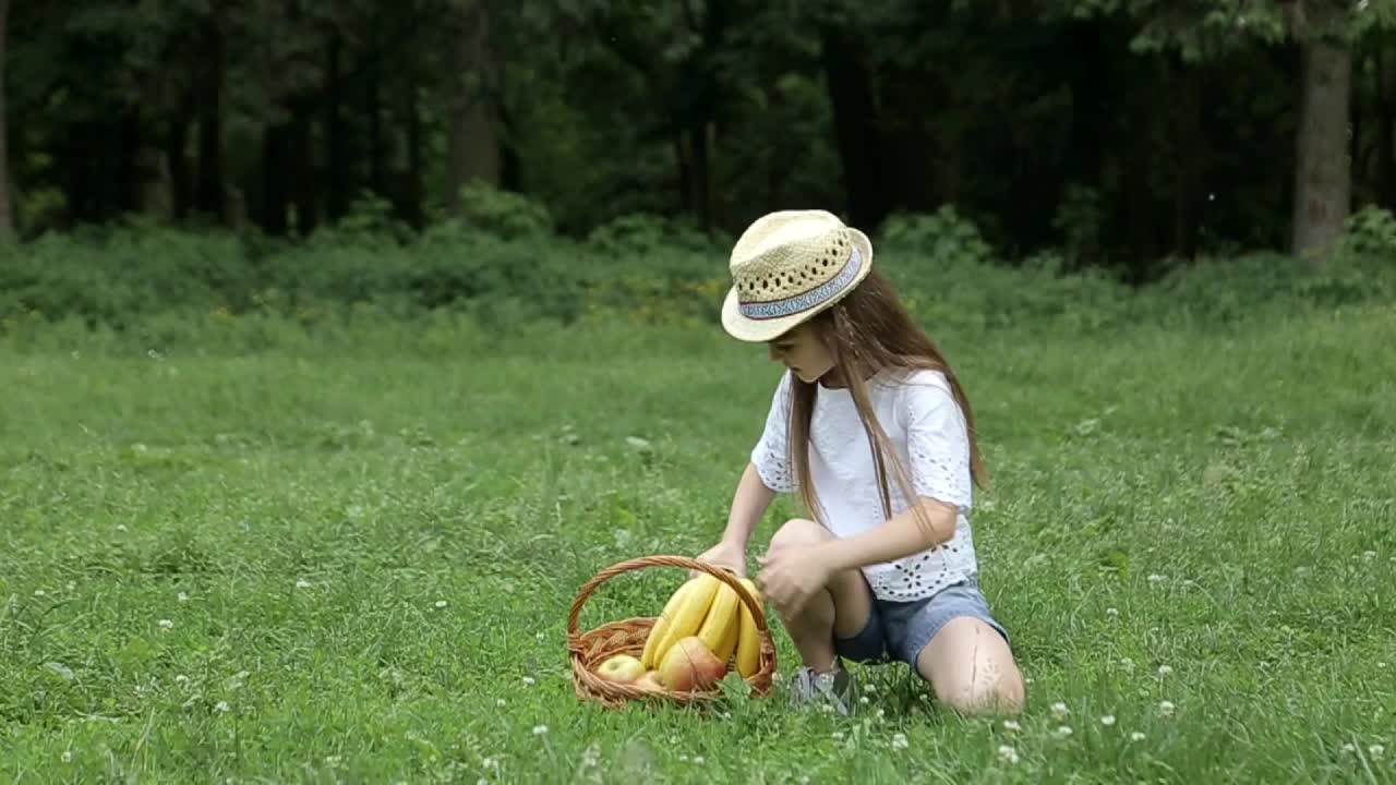 快乐的孩子吃着香蕉水果。健康饮食的概念。视频素材