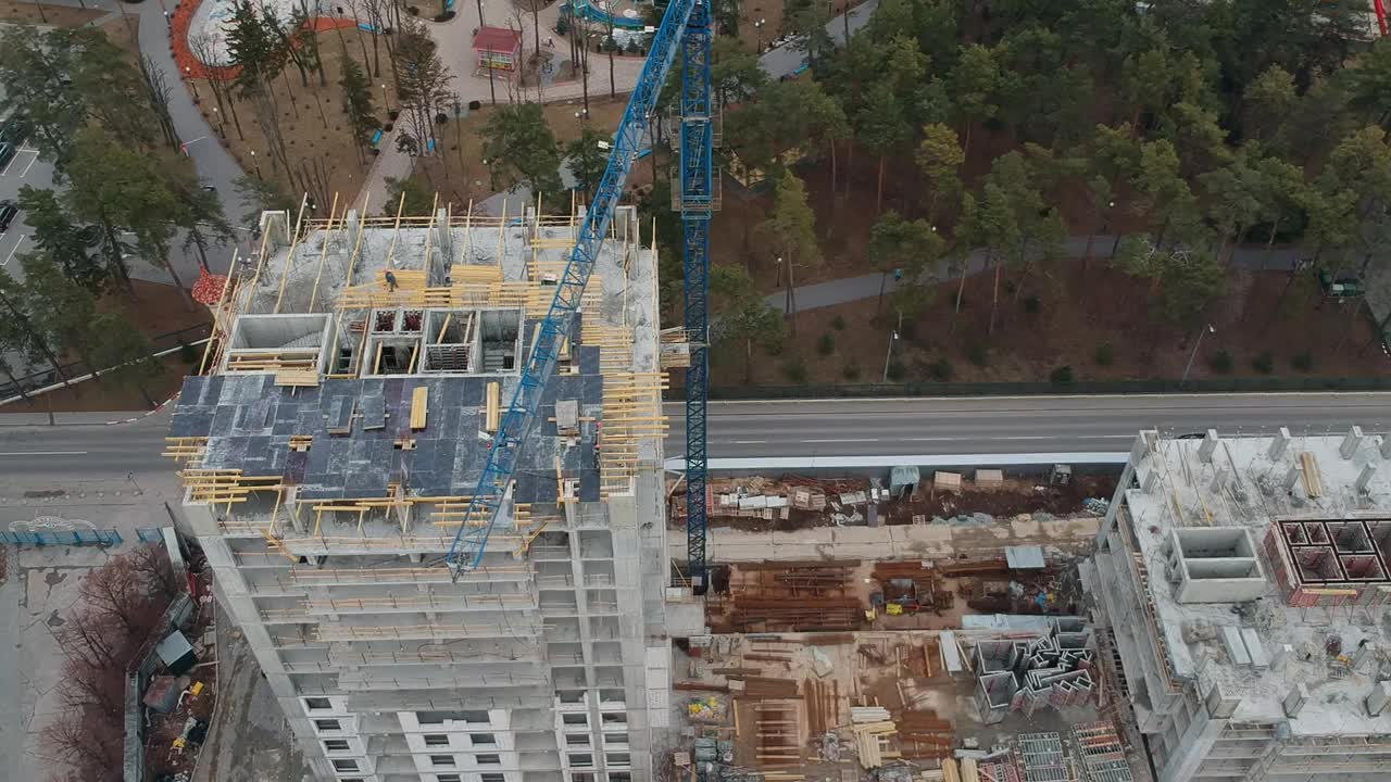 日落时分，繁忙的建筑工地和建筑设备航拍视频素材