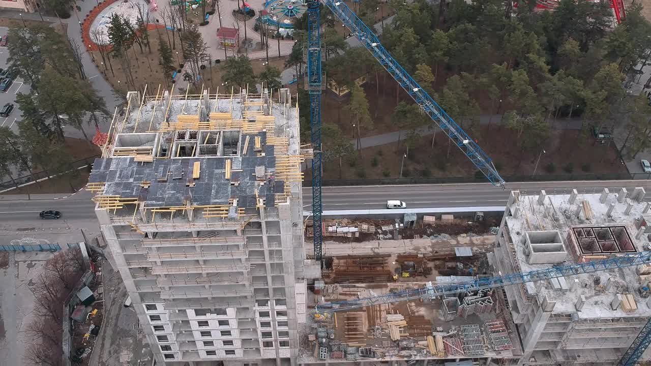 日落时分，繁忙的建筑工地和建筑设备航拍视频素材