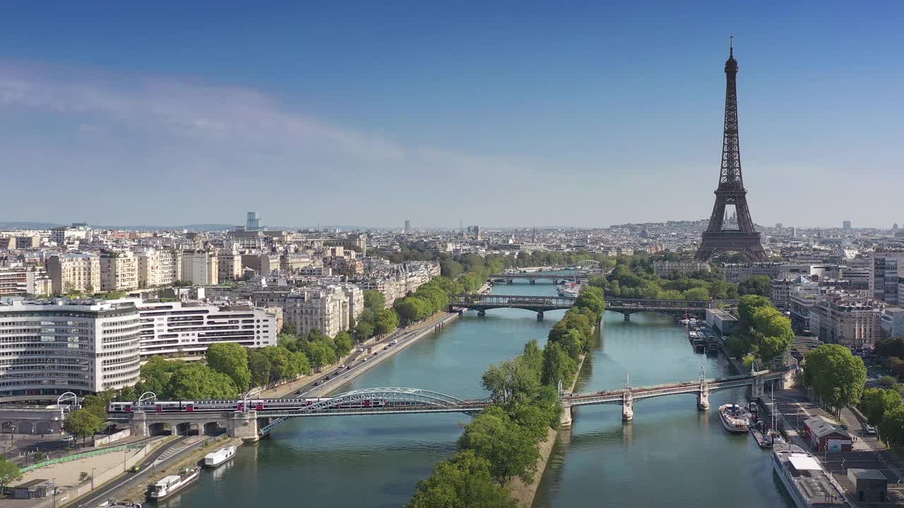 阳光明媚的一天，飞越巴黎市中心著名的塔，河边航拍4k法国全景图视频素材