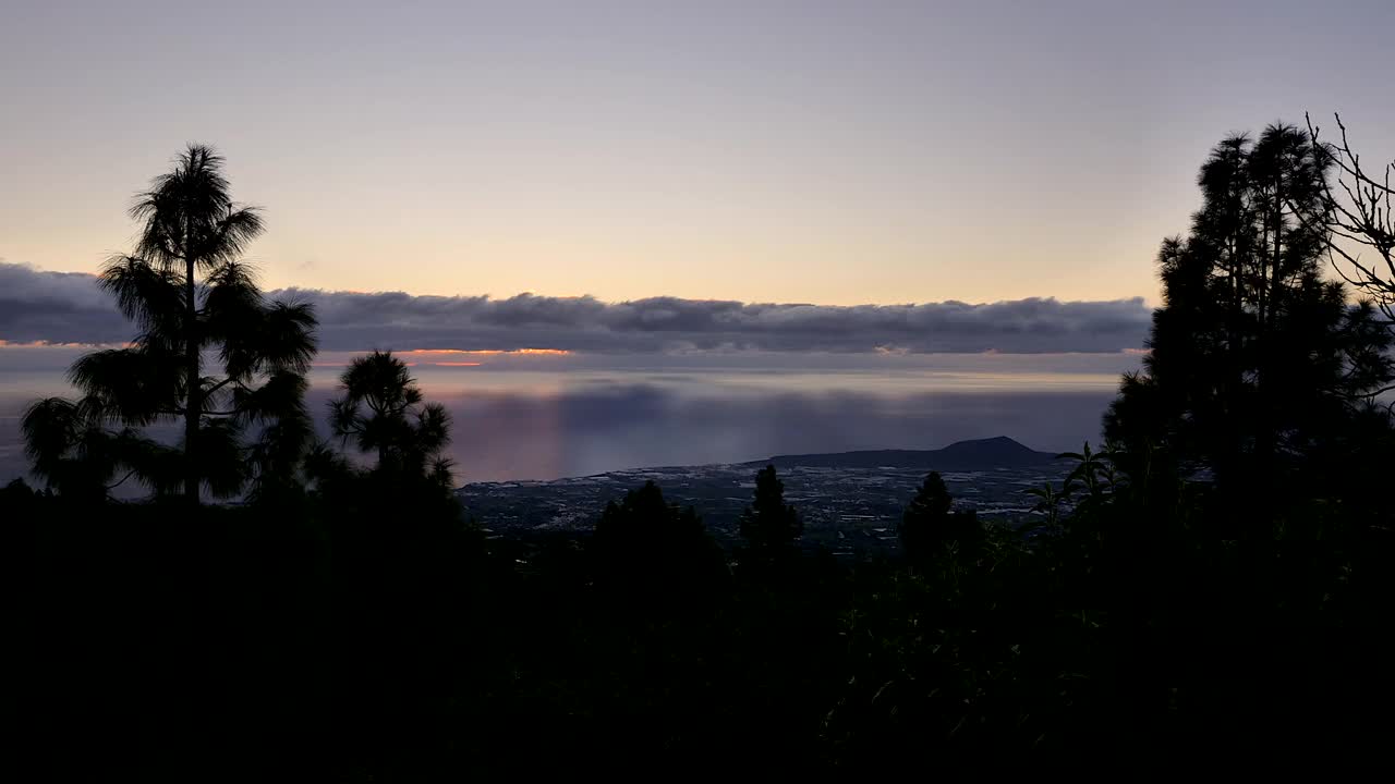 海面上一个多云的日出的时间流逝视频下载