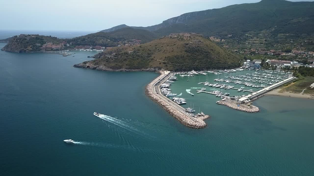 空中全景拍摄的蓝色海洋在阿根廷山视频素材