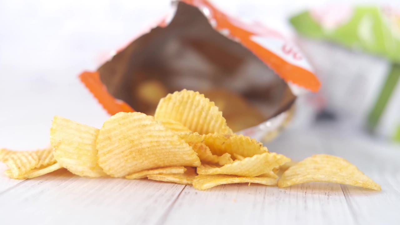 木头背景上的美味薯片。视频素材画面1