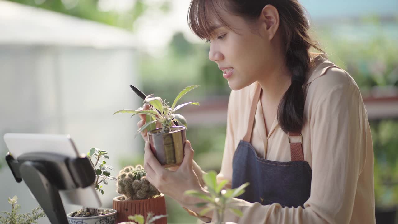 视频博主亚洲女性在家里录制视频博客。视频素材