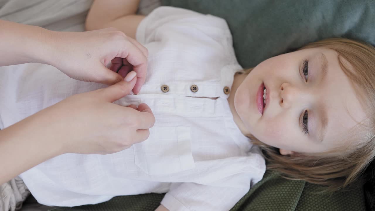 画面中，一个小男孩和妈妈双手相握视频素材