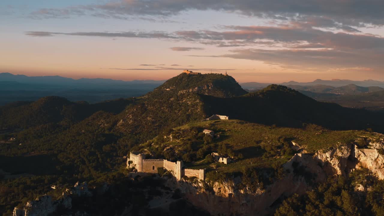 鸟瞰图圣图里城堡，马略卡岛，费拉尼克斯，山中的旅游遗址。西班牙巴利阿里群岛视频素材