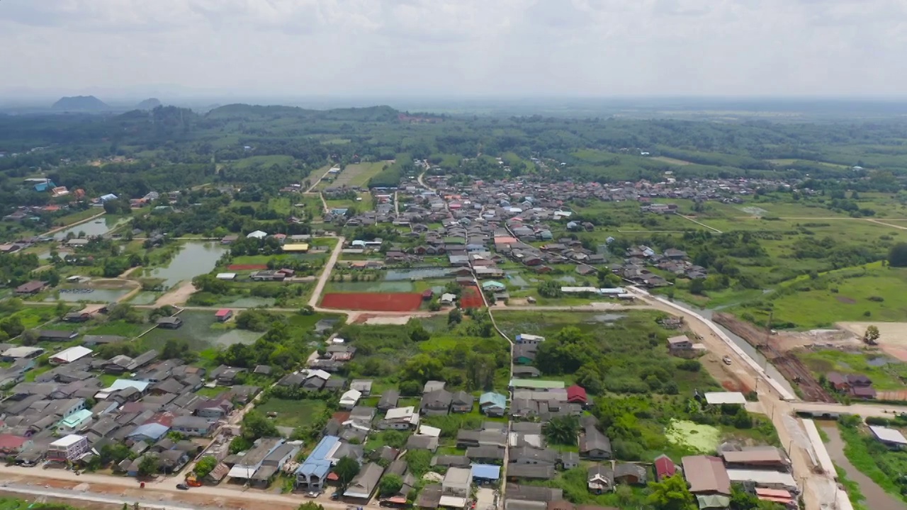 当地乡村房屋屋顶鸟瞰图。泰国那空寺的住宅楼。亚洲的城市。建筑景观背景。前视图。农村地区。视频素材