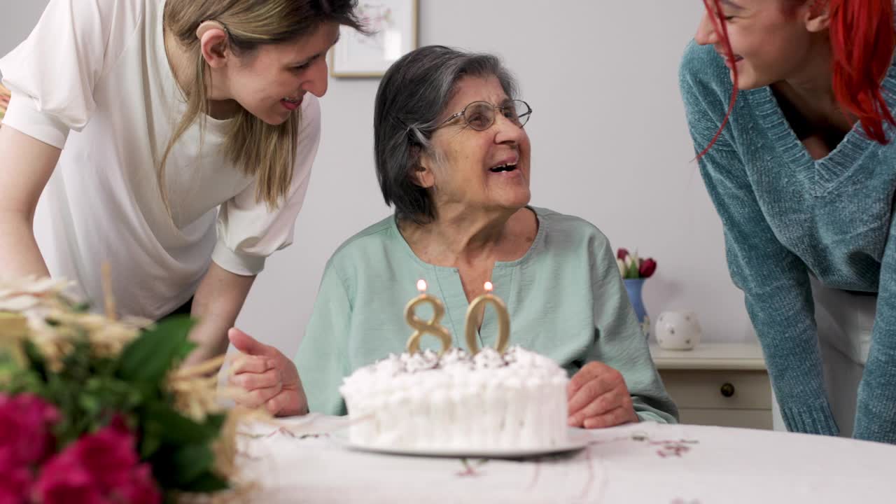 老年妇女生日聚会视频素材