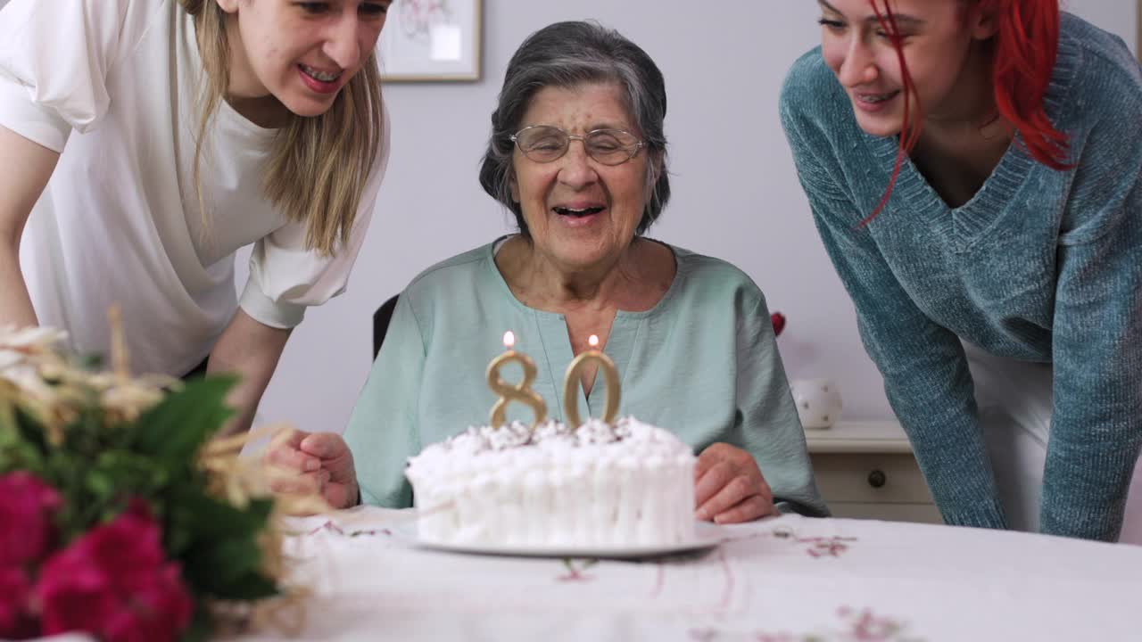 老年妇女生日聚会视频素材