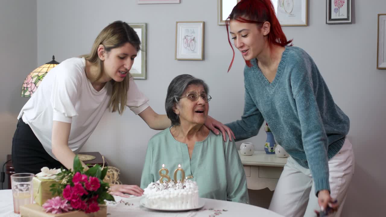 老年妇女生日聚会视频素材