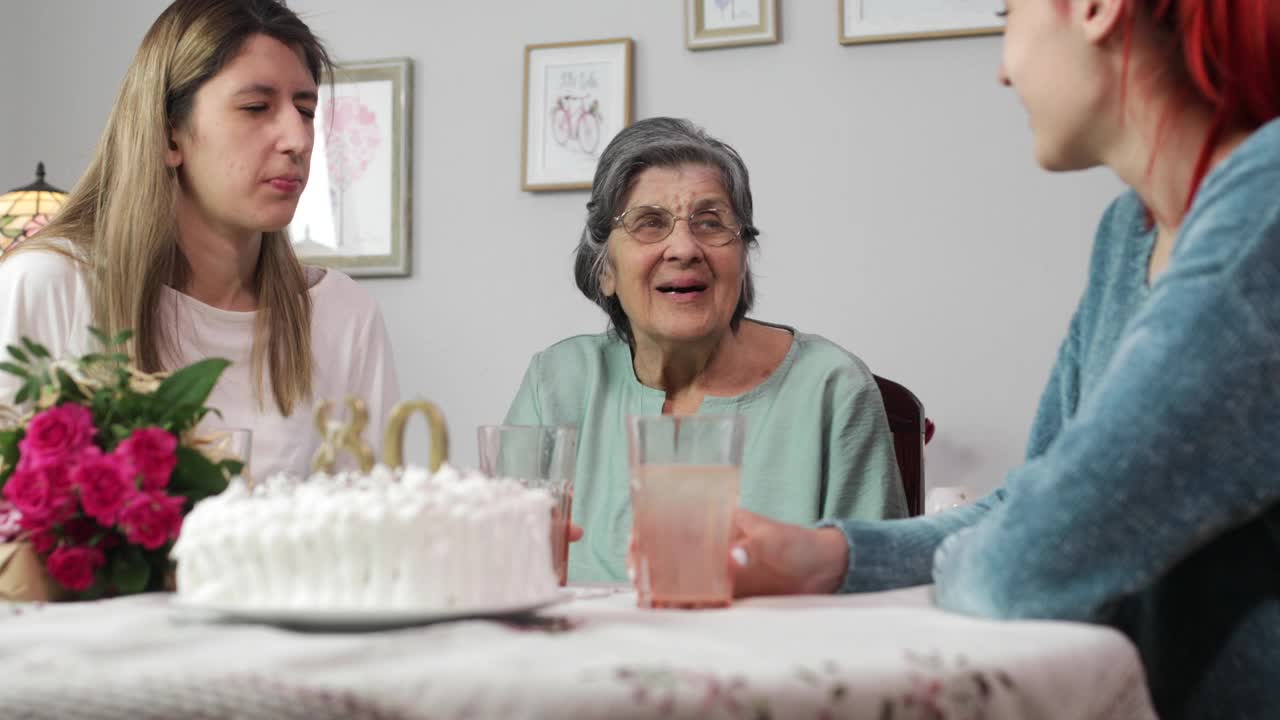 老年妇女生日聚会视频素材