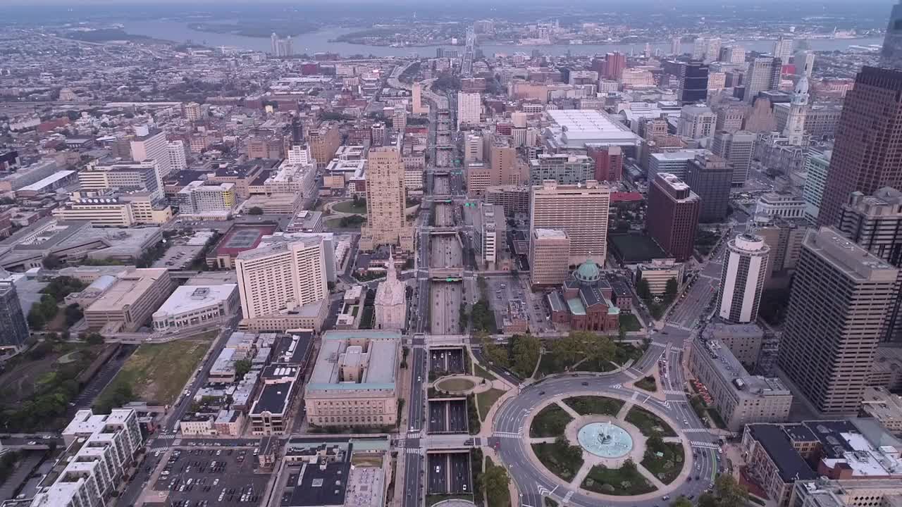 费城的藤街高速公路。城市景观与摩天大楼和德拉瓦河，本富兰克林桥在背景I视频素材