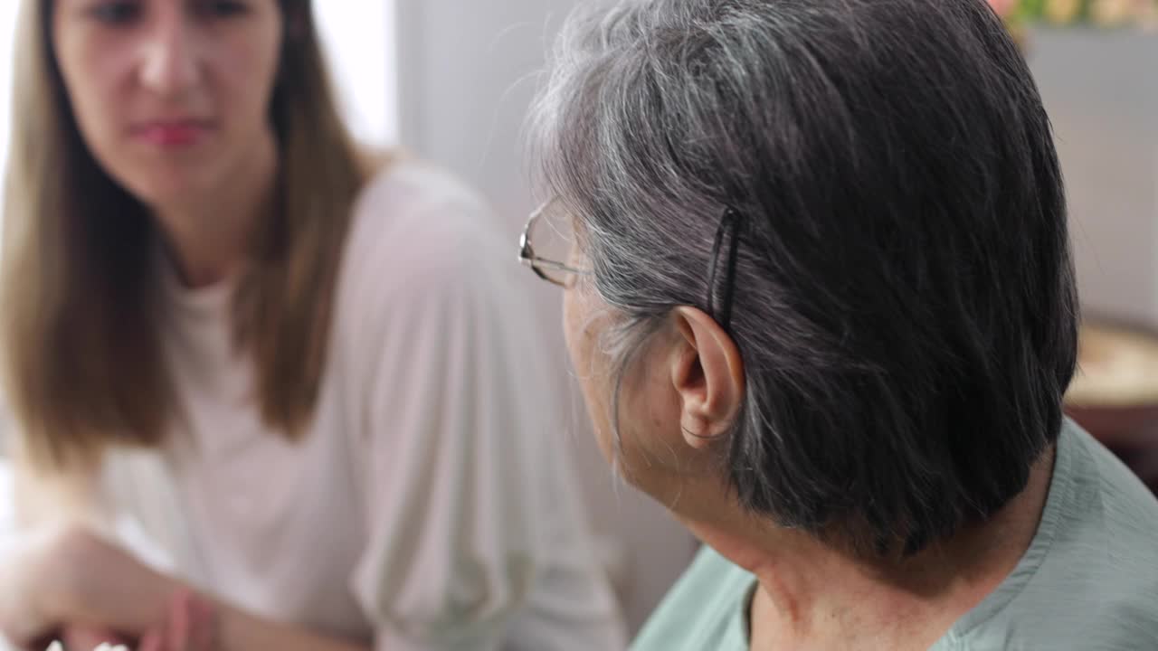 老年妇女生日聚会视频素材