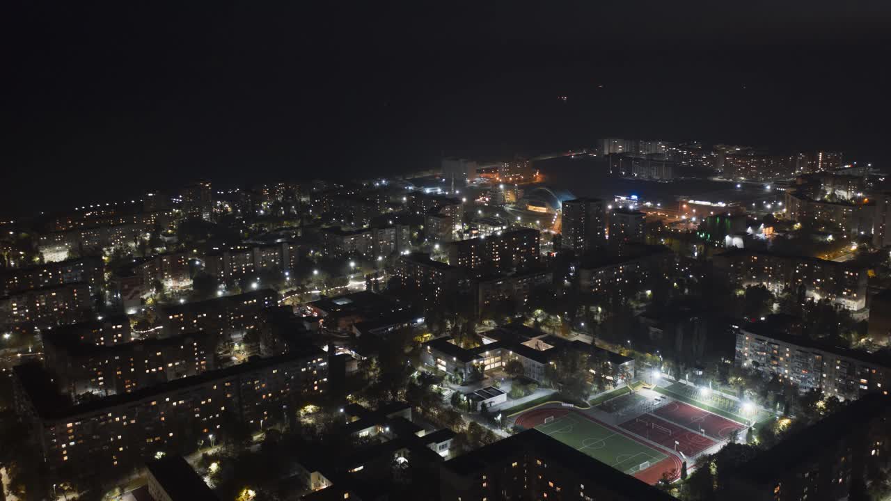 大城市的夜晚时光流逝。城市中心和住宅区鸟瞰图。视频素材