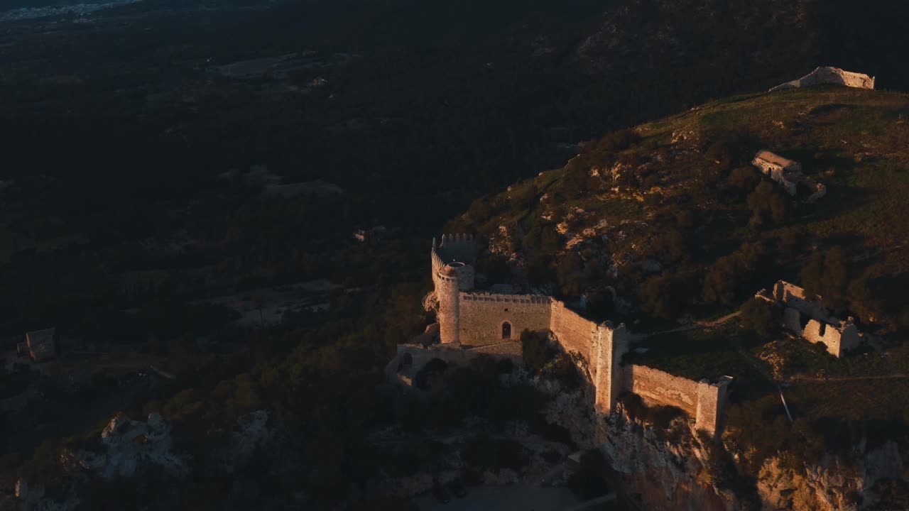 鸟瞰图圣图里城堡，马略卡岛，费拉尼克斯，山中的旅游遗址。西班牙巴利阿里群岛视频素材