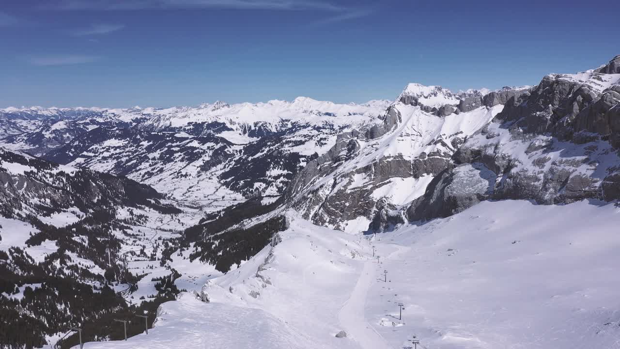 令人惊叹的无人机镜头在瑞士阿尔卑斯山滑雪道。视频素材