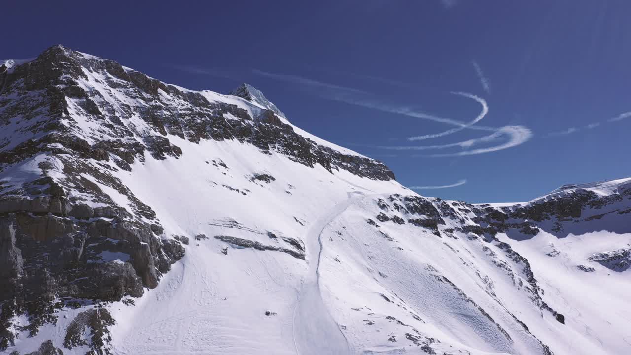 令人惊叹的无人机镜头在瑞士阿尔卑斯山滑雪道。视频素材