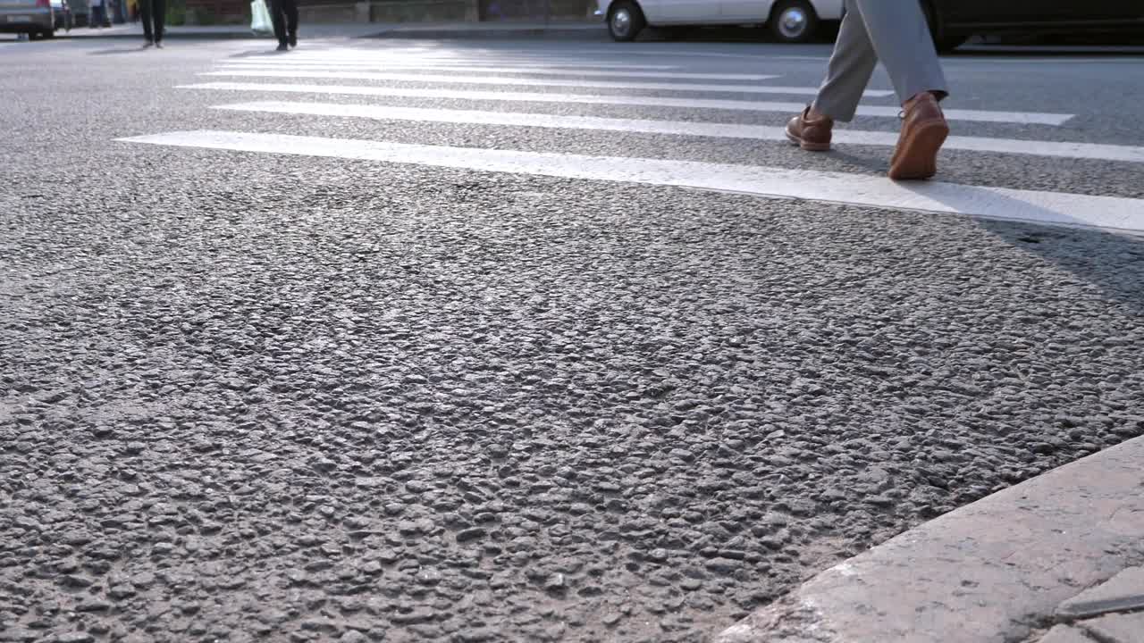 在城市街道上的行人过街。特写镜头在沥青视频素材