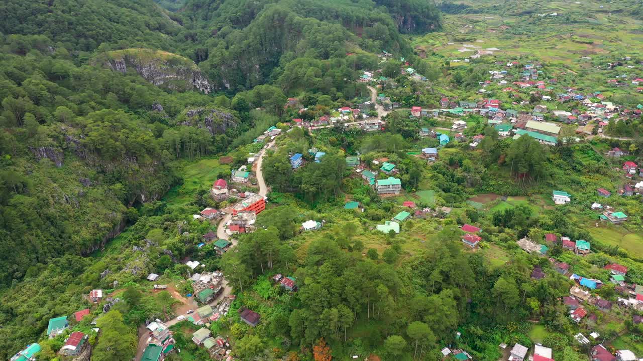 全镇群山环抱，一览无余。菲律宾吕宋岛Sagada城视频素材