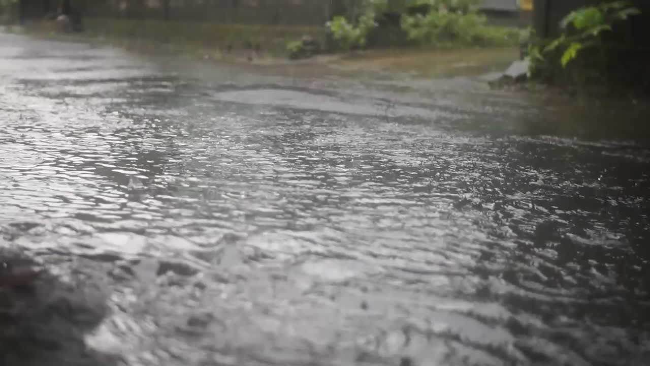 雨水在路上流动视频素材